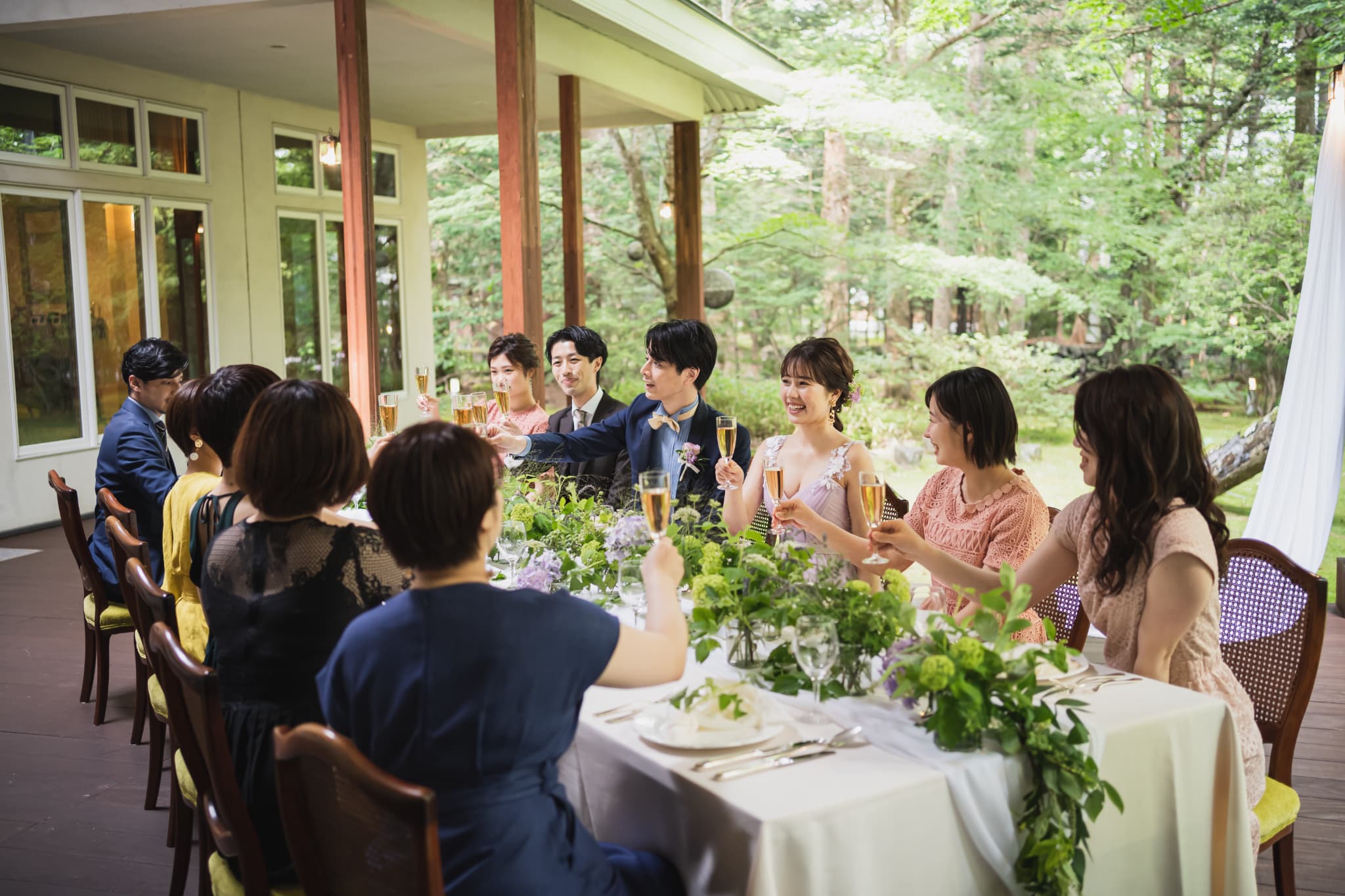 挙式後のパーティでは旧軽井沢ならではの自然美と別荘地のような上質なお時間を。軽井沢の四季折々の自然を満喫できる空間で、安らぎに満ちた特別な時間をお過ごしください。